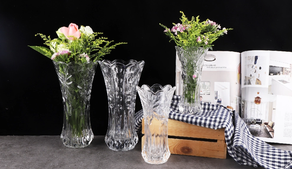 195mm Glass Vase with Different Designs Can Be Customized with Color Painting
